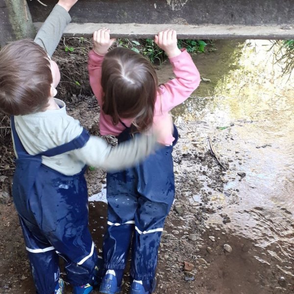 Am Bach Abenteuer bestehen